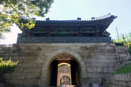 首尔城廓(肃靖门) 太祖5年(1396)建设的肃靖门,是韩国四大门-肃靖门